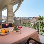Apartmán Gordan With Garden, 3 Min Walk To The