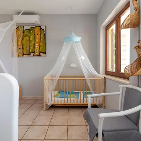 Apartment Gordan With Garden, 3 Min Walk To The *