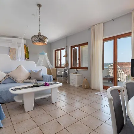 Apartment Gordan With Garden, 3 Min Walk To The Trogir