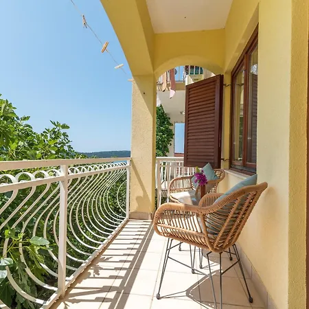 Gordan With Garden, 3 Min Walk To The Apartment Trogir