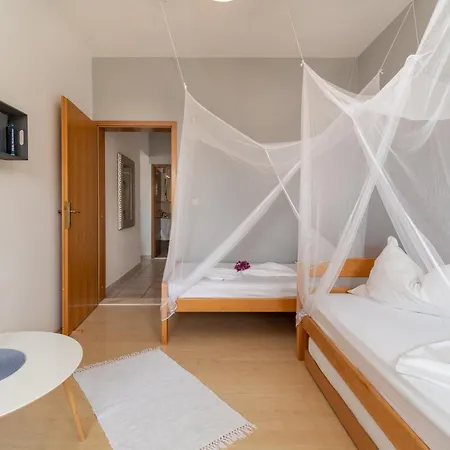Apartment Gordan With Garden, 3 Min Walk To The Trogir