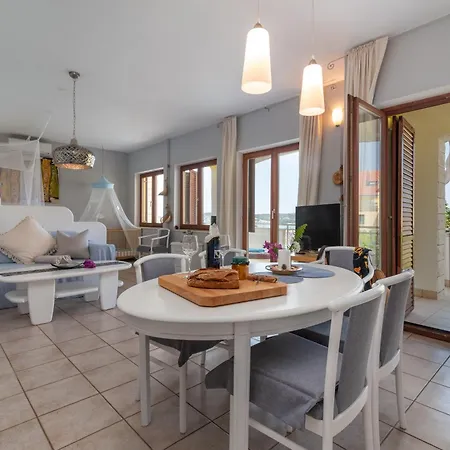 Apartment Gordan With Garden, 3 Min Walk To The *