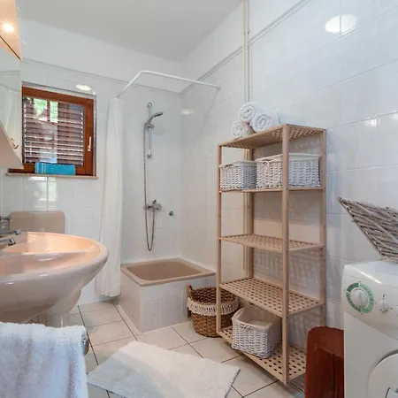 Gordan With Garden, 3 Min Walk To The