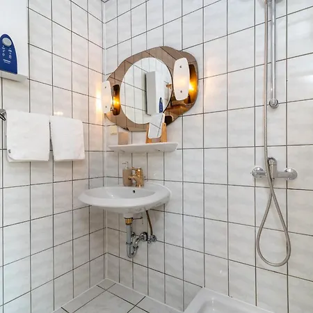 Apartment Gordan With Garden, 3 Min Walk To The