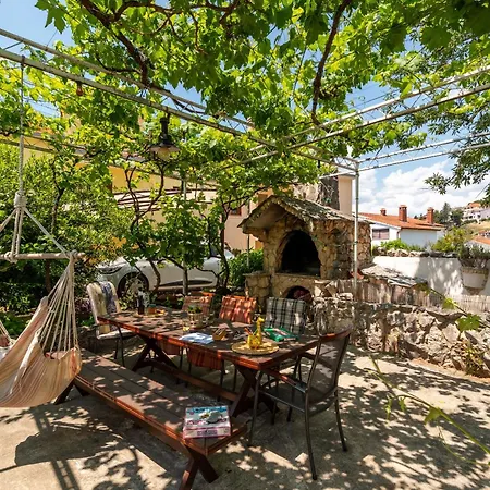 Apartment Gordan With Garden, 3 Min Walk To The Trogir
