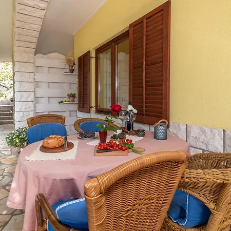 Apartment Gordan With Garden, 3 Min Walk To The Trogir