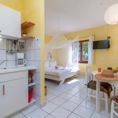 Apartment Gordan With Garden, 3 Min Walk To The *