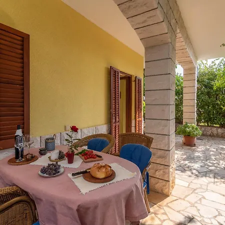 Gordan With Garden, 3 Min Walk To The Apartment