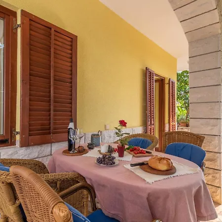 Apartment Gordan With Garden, 3 Min Walk To The Trogir