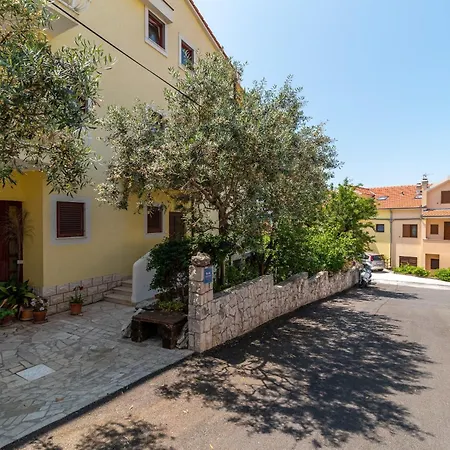 Apartment Gordan With Garden, 3 Min Walk To The