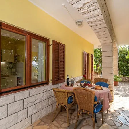 Gordan With Garden, 3 Min Walk To The Apartment Trogir