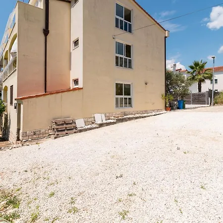 Apartment Gordan With Garden, 3 Min Walk To The Trogir