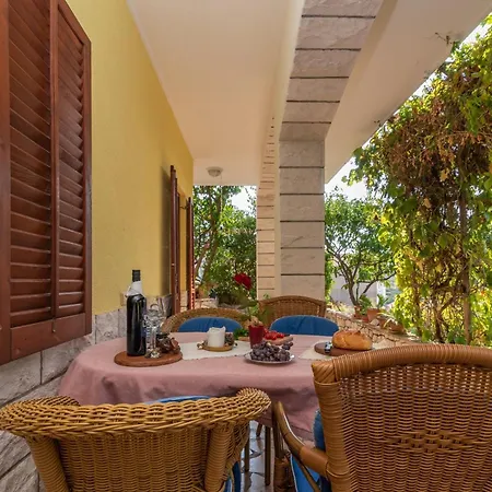 Apartment Gordan With Garden, 3 Min Walk To The